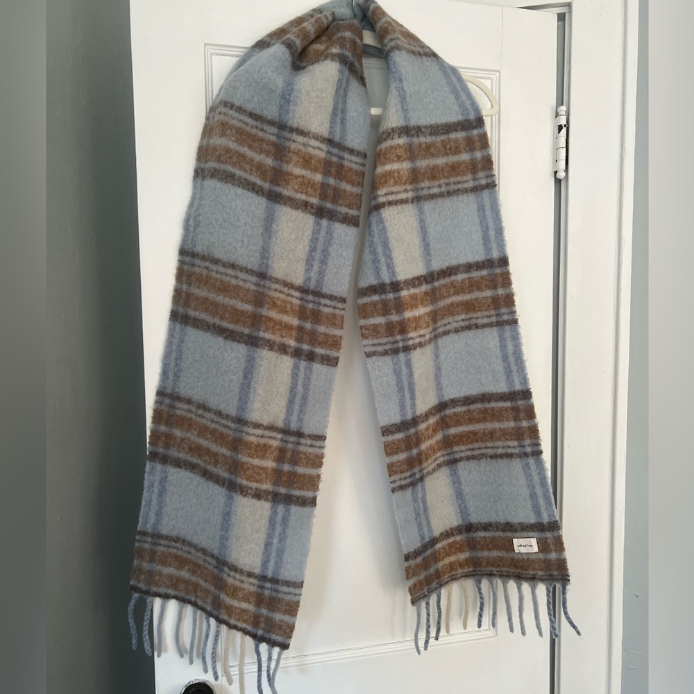 Aritzia “Wilfred Free” Wool Wide Scarf (Pattern No longer sold!) Never worn.